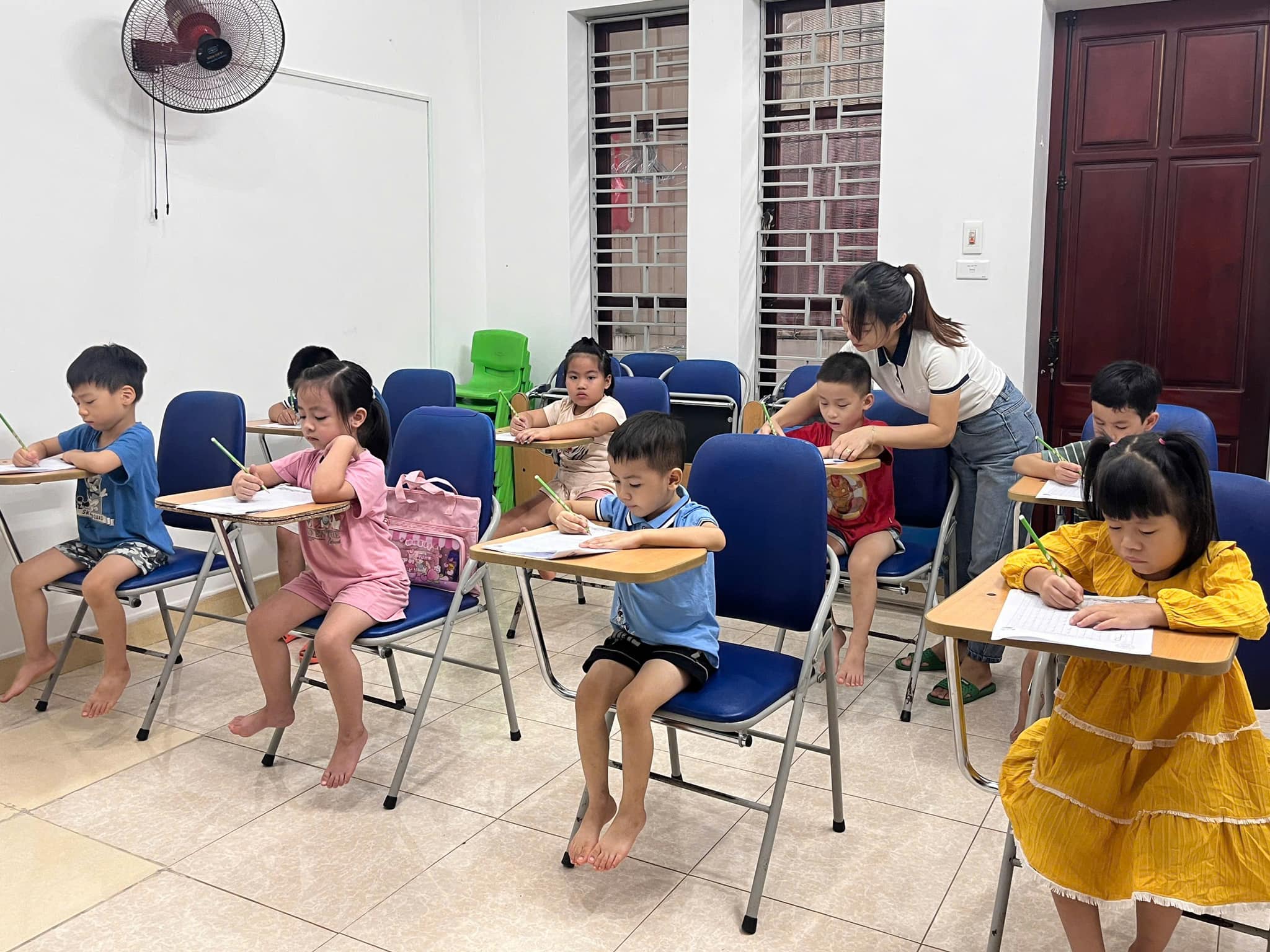 Tư thế ngồi đúng cách là một phương pháp rèn luyện chữ đẹp